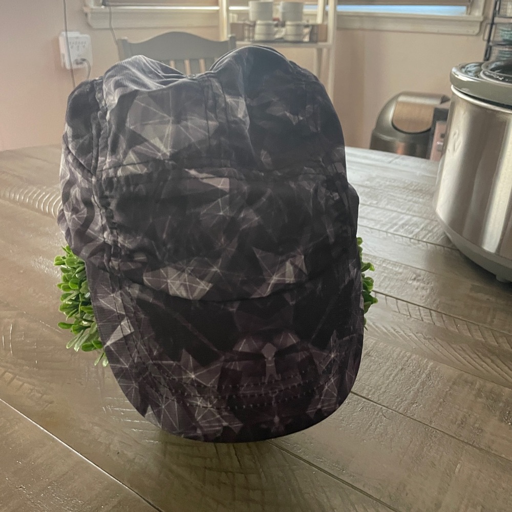 Sports hat with side zipper pocket / NEW just no tags